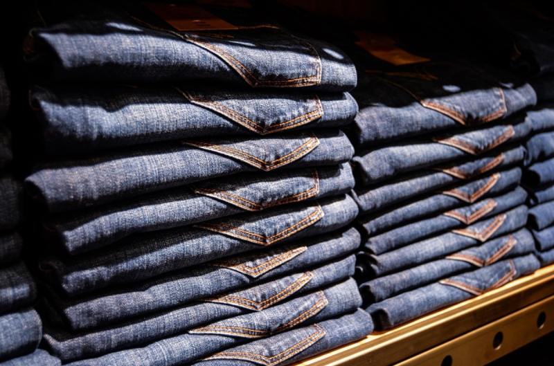 magasin-CHATEAUDOUBLE-min_jeans_pants_blue_shop_shopping_shelf_exhibition_buy-940702